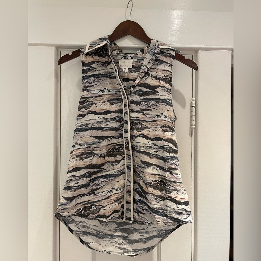 Collared button-down sleeveless blouse with mountain print